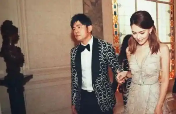 回顾昆凌:嫁大14岁歌手周杰伦,婚后生三胎,今一家五口其乐融融