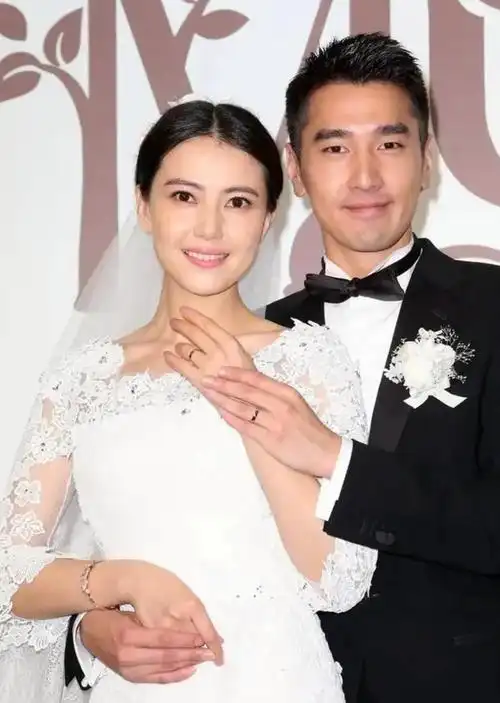 高圆圆的婚纱照,见证了他们爱情的美好瞬间,让人为之动容.