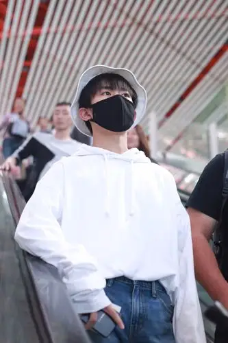 易烊千玺 今天的白衣小哥哥真的帅呆了