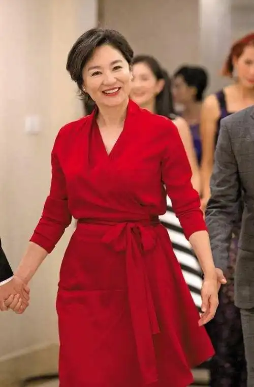 娱乐:67岁林青霞现身模样大变,发福臃肿脸大一圈,身材五五分没了气质