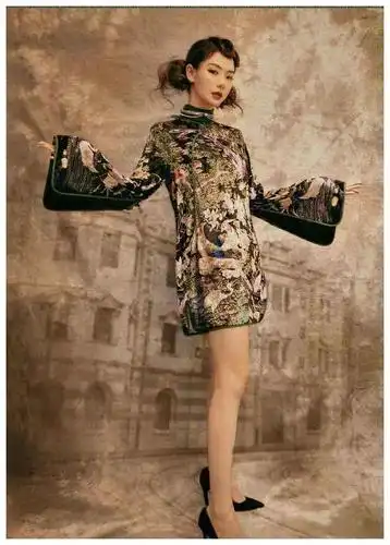 戚薇化身民国女子,旗袍开叉大秀美腿,手拿烟头气质妩媚性感