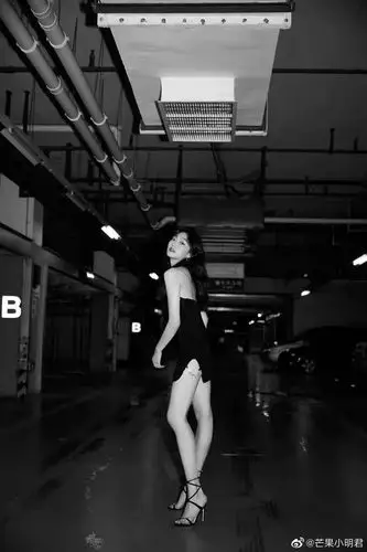 孙千一身黑色短裙搭配黑色系带高跟鞋