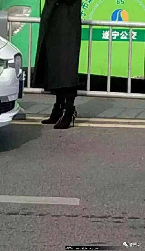 南津桥车祸宝马女司机穿高跟鞋撞断路边三截护栏