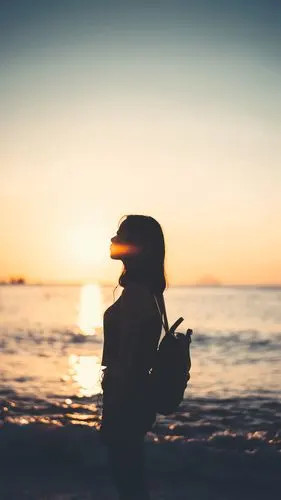 黄昏,日落,夕阳,唯美,女生,侧影,海岸,,手机壁纸,锁屏壁纸夕阳下背包