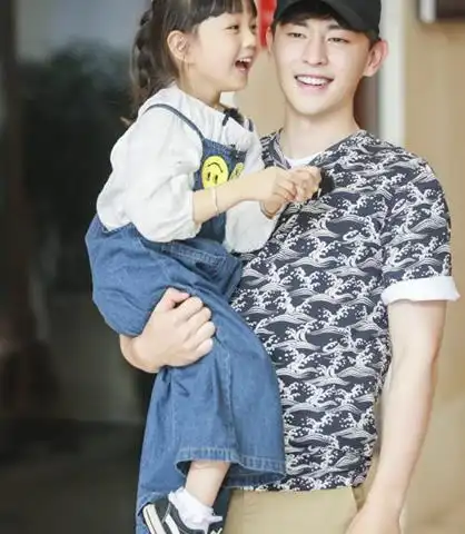 邓伦"闺女"晒近照,7岁已有小长腿,肤白貌美比仙女还仙