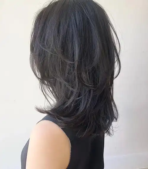 碎发刘海非常修饰脸型,这款流行发型搭配随意的