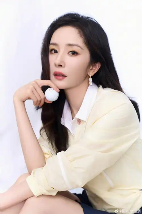 杨幂藏蓝色短裙