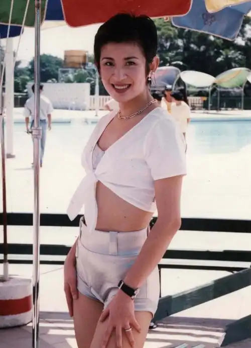 被谐星耽误的时髦美女(吴君如年轻时也是气质美女穿搭个性大气)