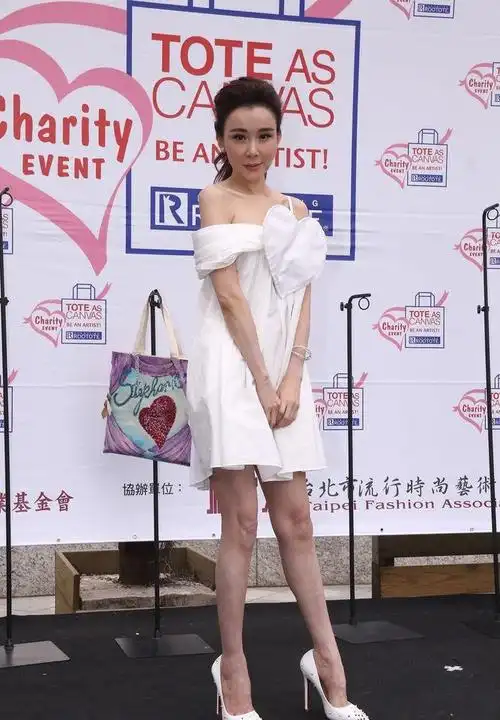 作为大家口中的不老女神,萧蔷在穿搭上依然很有少女心,出席活动一袭