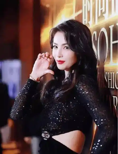 45岁刘涛黑裙露小蛮腰!