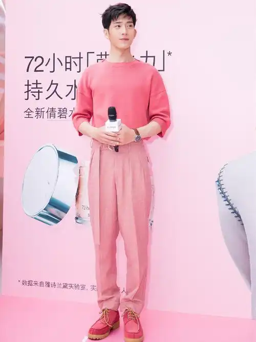 易烊千玺穿粉色毛衣要入秋?还拿兔子包卖萌,甜化了!