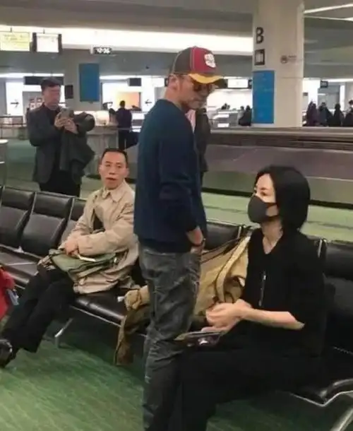 王菲谢霆锋度假归来,机场合体如老夫老妻,5秒细节拉爆了|记者|张柏芝