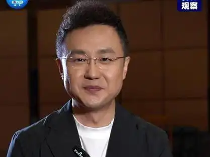 主持人刚强深情演奏《小小竹排》 百年大党风华正茂,刚强深情弹奏