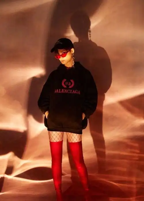 李宇春的女人味终于展示出来了穿上丝袜后真挺有韵味的