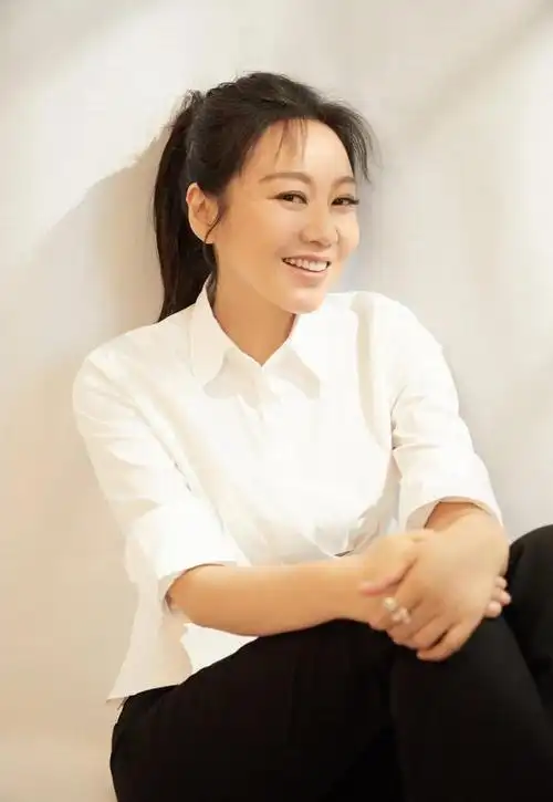 演员闫妮,离婚后爆红,公婆主动帮带孩子