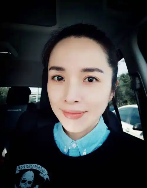 李佳:嫁给靳东是二婚,生子后退圈做全职妈妈,现44岁白发太明显_大儿子