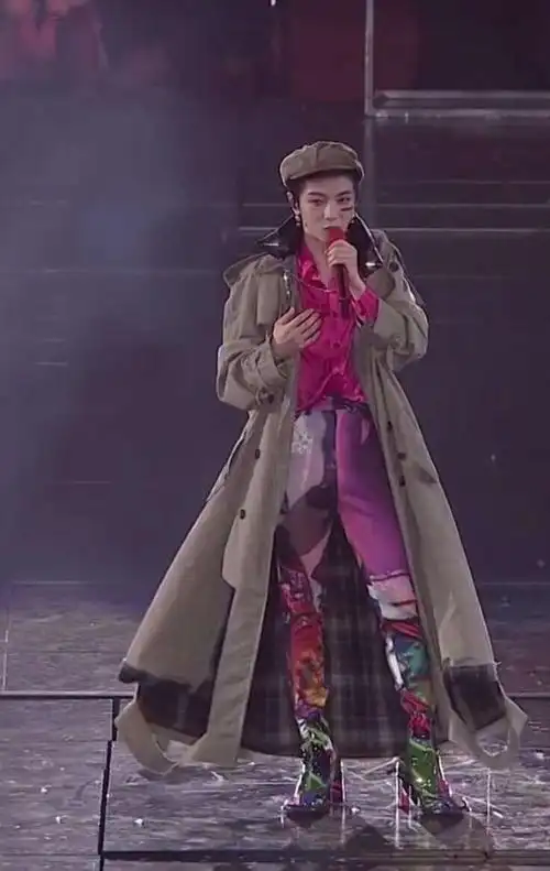 原来你是这样的华晨宇,踩着10cm高跟鞋蹦跶,女生看完自愧不如