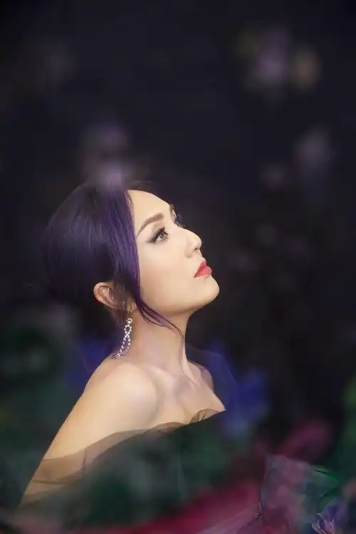 杨千嬅气质超有韵味,一袭华丽花裙尽显灵动风气,紫调发色超亮眼