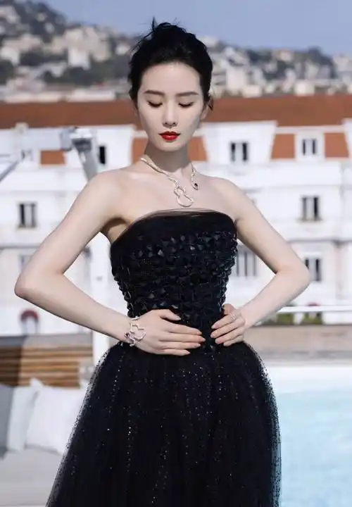 刘诗诗轩沉迷于美色?