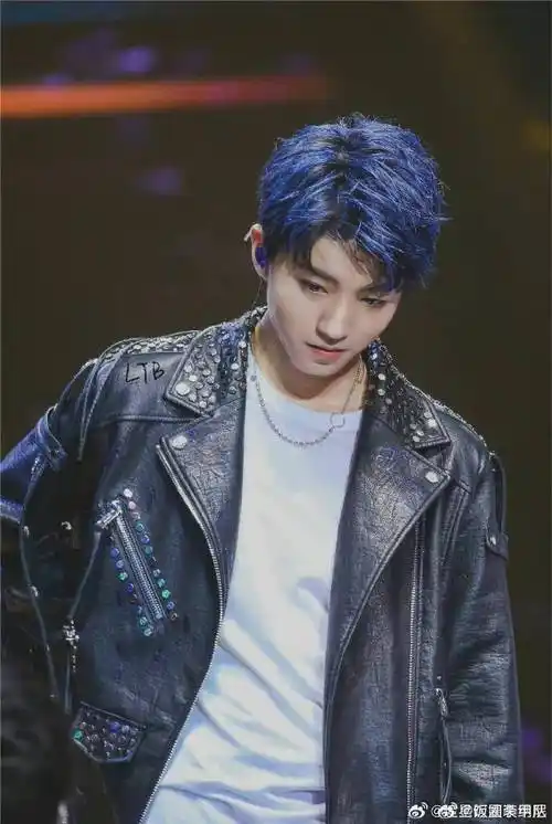 王俊凯今天蓝发