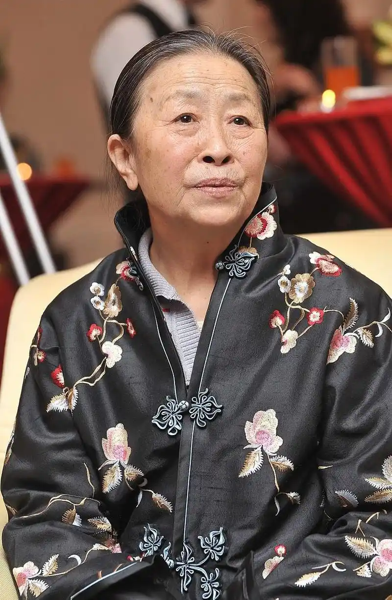 张少华是一位老演员,虽然她已经离开了我们,但她的故事仍然在娱乐圈中