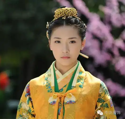 韩国画师绘制的髽鬏梳头过程 而在这个发型的基础上,也可以在额头