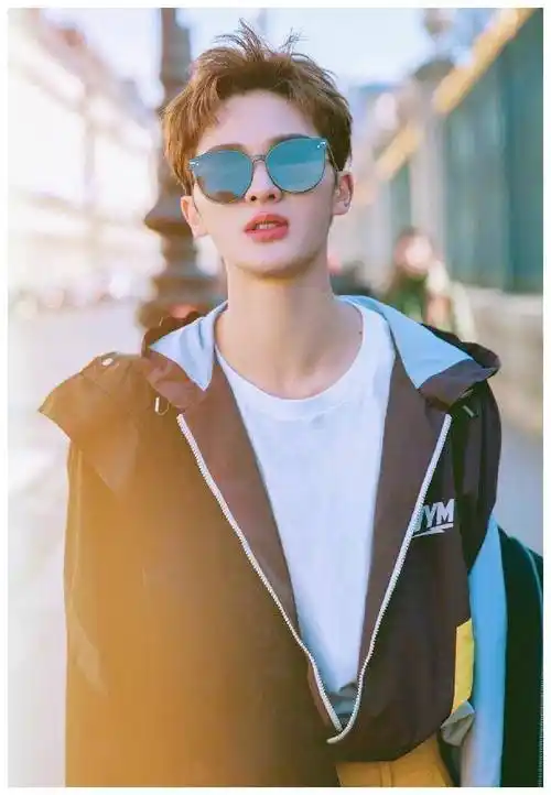 尤长靖朱正廷同穿条纹装扮一个阳光温暖一个帅气青春太时尚