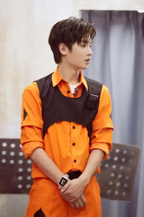 黄明昊密室大逃脱造型大片9615 橙色制度好亮眼哦!__财经头条