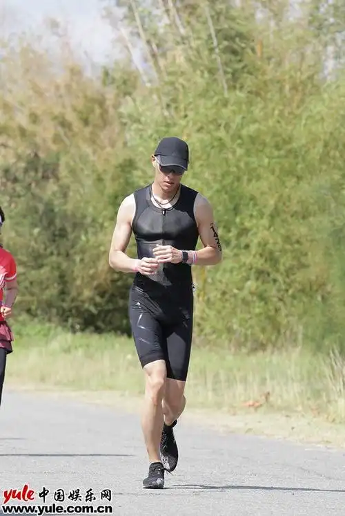 杨佑宁挑战专业级铁人三项赛 "冒险王"大显完美身材