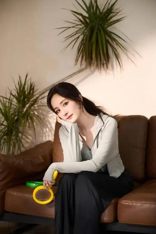 杨幂 休闲童趣风 幂的这组写真好好看啊,简简单单又很清爽,但是还是很