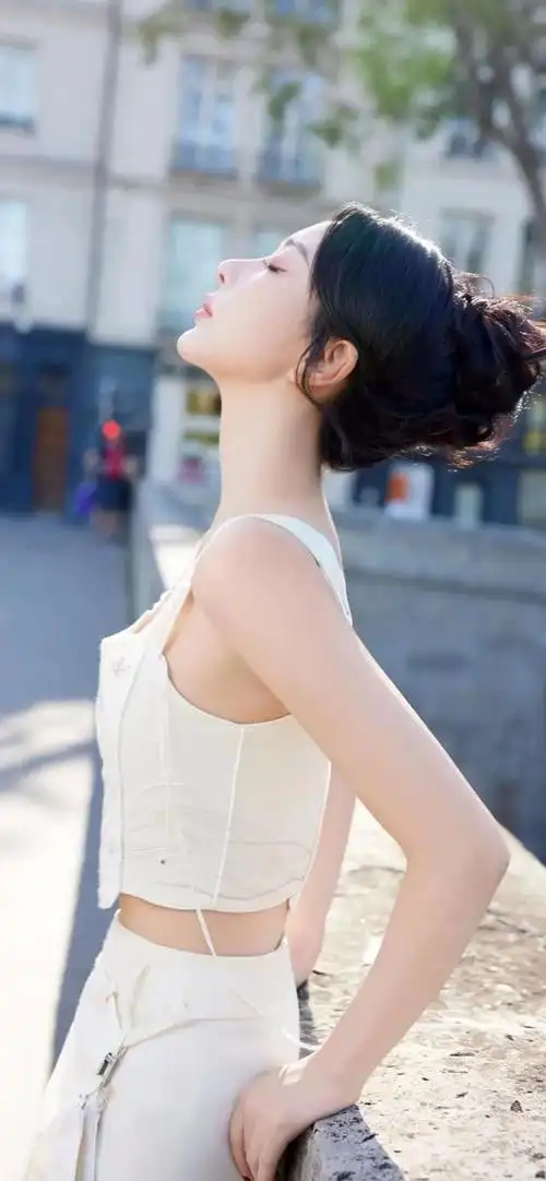 在这组照片中,孔雪儿身着华丽的旗袍,秀出优雅的身姿,展示了中式风格