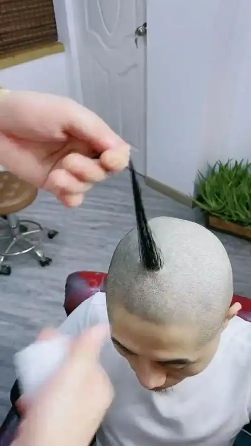 就剩一撮头发了,精致对待