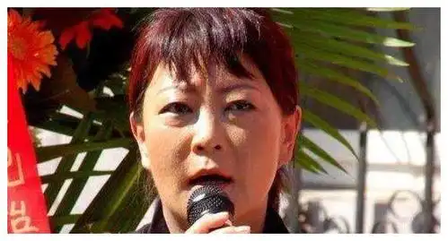 2004年,戴志诚出轨离婚后把家搬空,只剩下杨蕾本人和一堵承重墙