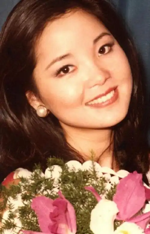 李亚鹏也转发邓丽君经典歌曲的微博,表示:"(邓丽君的歌)都是最爱,生日