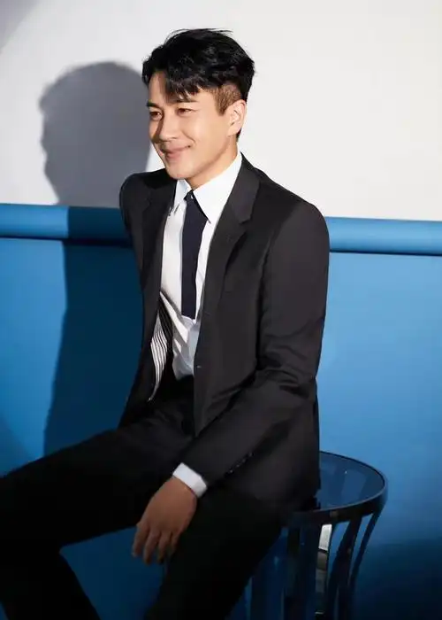 刘恺威的侧颜杀真绝,穿西装笔挺俊朗,看不出是"奔五的大叔"