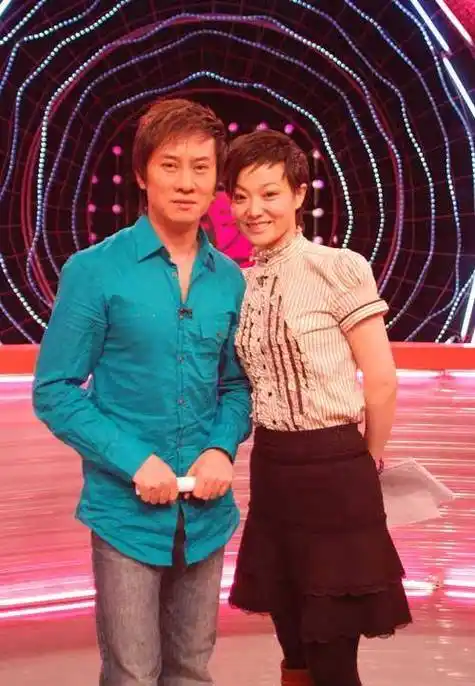 军旅歌手江涛:穷小子娶富家女,走红后不变心,始终把妻子当成宝_万小牧