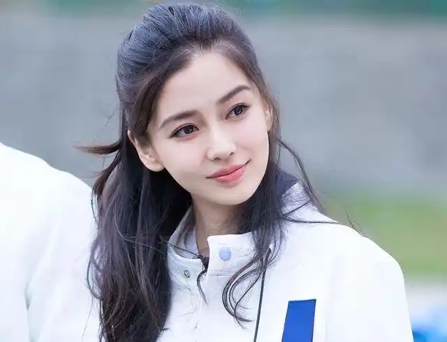 很多人肯定在想,和黄晓明离婚后,杨颖资源越来越差,网上关于她正面的