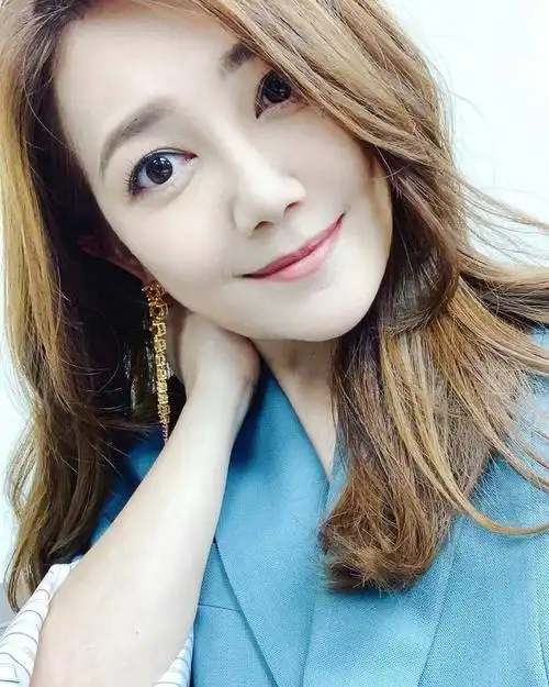梁静茹工作后台晒自拍 穿蓝色西装托腮甜笑状态超好