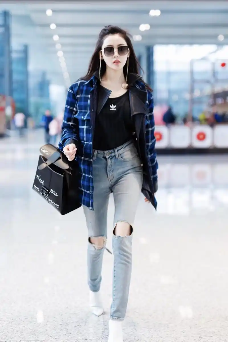 张天爱穿衣真低调!蓝色格纹外套配破洞牛仔裤个性时髦,气质出众