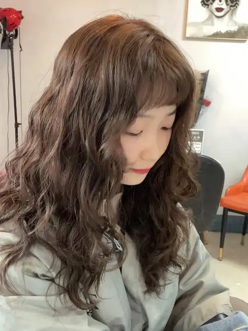 图一是4月刚烫出来的效果图二是把头发打薄的效果,刚打薄很不喜欢