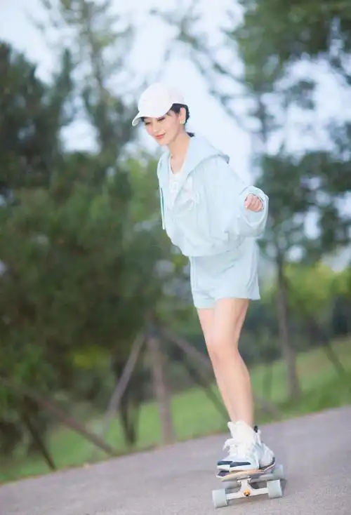 赵雅芝拍摄运动风写真 滑板女神酷飒来袭