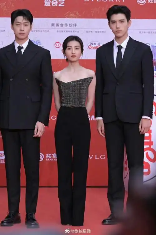 183的魏大勋和188的陈飞宇中间160的张子枫哈哈哈_高清图集_新浪网