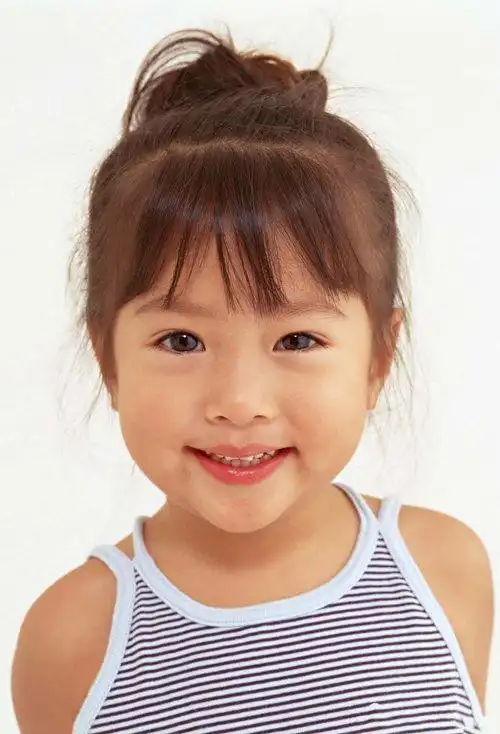 小女孩扎盘头发剪齐刘海发型调皮可爱的扎盘头发,添加好看漂亮的气息