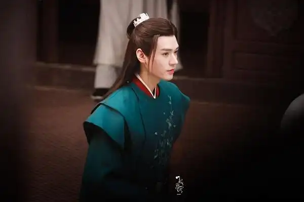 温客行/龚俊 有没有人有温客行那件墨绿色的衣服的照片啊,求求啦