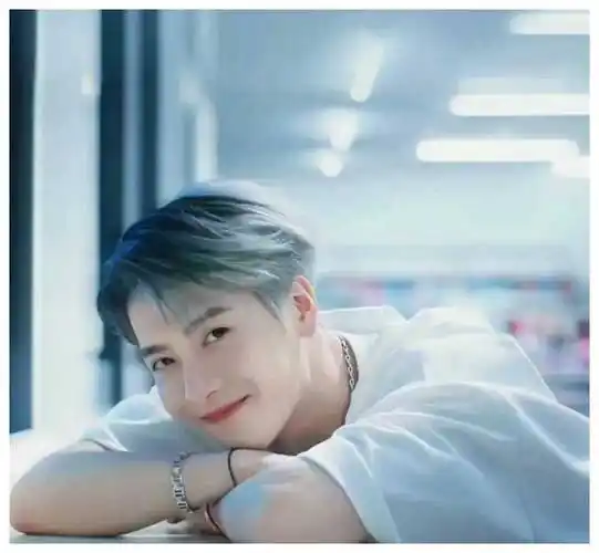 王嘉尔身材迷人肌肤光滑音乐新星