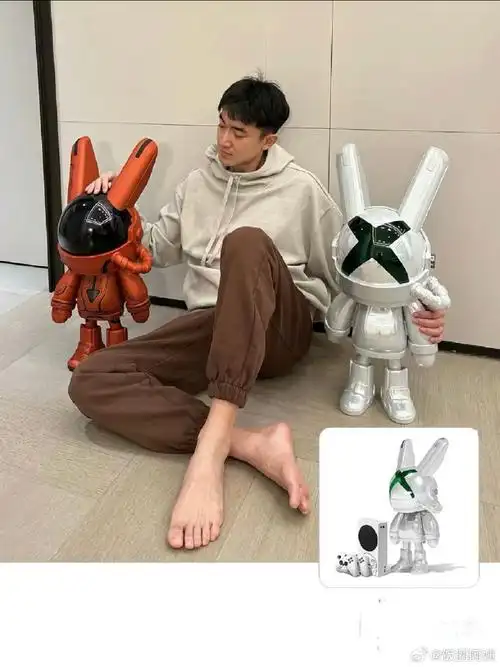 神君脚踩瓷片时说神君的脚是脚替,还对比了林更新的其他照片来验证,你