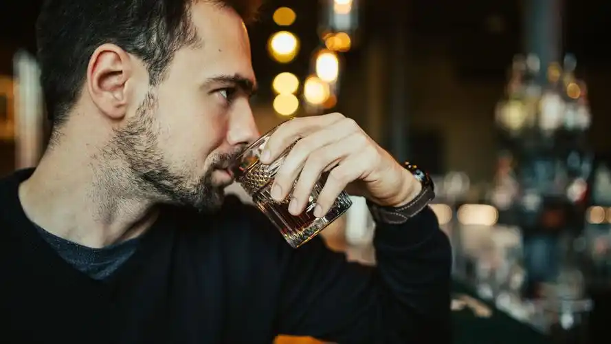 一个男人独自喝酒图片1680x1050分辨率查看