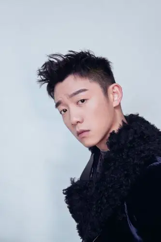 郑恺亮相风度周年派对 丝绒西装优雅帅气__凤凰网