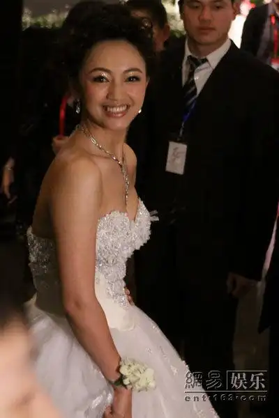 新娘罗海琼撇新郎 独自向媒体发百元红包2010-01-24 20:00 | 来源