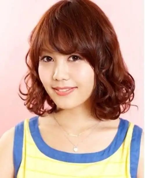 短头发卷发图片介绍流行短发有哪些款,圆脸女生适合的短头发造型-图1